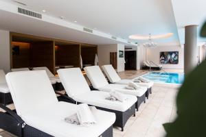 Басейн в Lechquell Hotel Post або поблизу