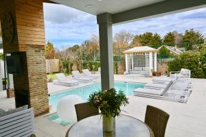Gallery image of Luxury Five Star, Hampton House With Heated Pool in Bembridge