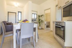 una cucina e una sala da pranzo con tavolo e sedie di Villa Gentile-Appartamento Giusy a Foce Varano