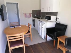 Una cocina o cocineta en Bayfield Motel and Apartment