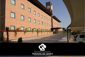 un rendimiento de un edificio con un coche estacionado fuera en Posadas de España Malaga, en Málaga