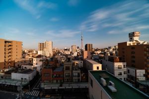 uma vista para o horizonte da cidade com edifícios em Yoshitsuki kaku - Yoshitsuki Apart Hotel em Tóquio