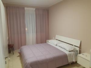 um quarto com uma cama grande e uma janela em K2 HOME - 5th floor em Tirana