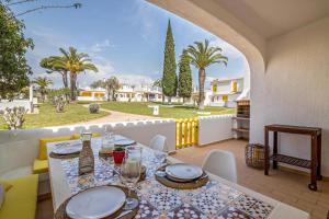 Un patio con una mesa y sillas en un balcón. en Casa O12, en Vilamoura