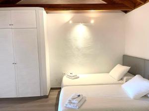 two beds in a small room with white walls at Casas Rurales Amparo Las Hayas in Valle Gran Rey