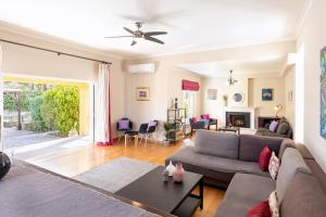 ein Wohnzimmer mit einem Sofa und einem Tisch in der Unterkunft Spyrelia Villa with Private Pool & Outdoor Hot Tub in Dassia