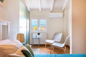 Posezení v ubytování Spyrelia Villa with Private Pool & Outdoor Hot Tub