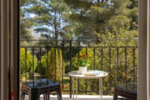 Balkón nebo terasa v ubytování Spyrelia Villa with Private Pool & Outdoor Hot Tub
