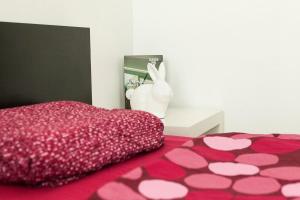 ウィーンにあるMadina Apartmentのベッドルーム1室(ピンクの毛布とウサギのベッド1台付)