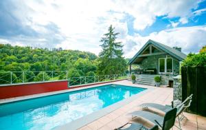 una casa con piscina e una casa di Enjoy Cottage - Holiday home with private swimming pool a Sosoye