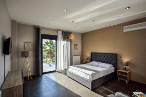 Кровать или кровати в номере Adorno Luxury Villas +41 фотография