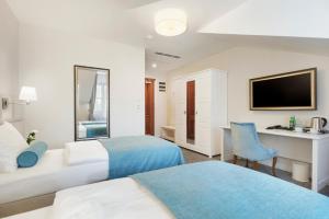 Łóżko lub łóżka w pokoju w obiekcie Palac Mortegi Hotel & SPA- Restauracja Szlachecka, SPA, Basen, Sauny, Jazda Konna, Mini Zoo- Luksus, Relaks i Przyroda w jednym!