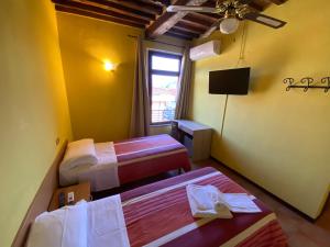 una camera d'albergo con due letti e una finestra di Al 182 a Fornaci di Barga