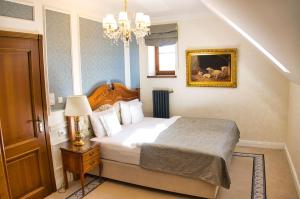 Łóżko lub łóżka w pokoju w obiekcie Palac Mortegi Hotel & SPA- Restauracja Szlachecka, SPA, Basen, Sauny, Jazda Konna, Mini Zoo- Luksus, Relaks i Przyroda w jednym!
