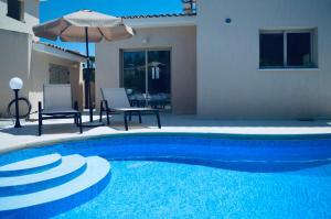 Bazén v ubytování Luxury Villa Phaedra nebo v jeho okolí
