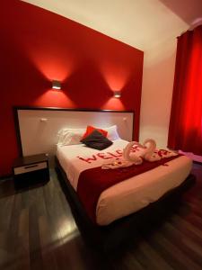 una camera da letto con un grande letto con pareti rosse di Chroma Exy - Chroma Italy a Roma