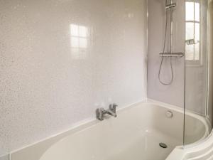 d'une baignoire blanche avec douche et lavabo. dans l'établissement Thrushel Cottage, à Lifton