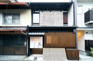 un edificio con una puerta con un banco delante en Bon en Kioto
