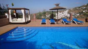 The swimming pool at or close to Casa Mirador Las claras Con Piscina privada jardin y AireAcodicionado