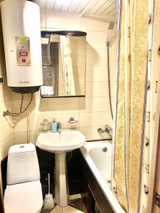 サラトフにあるКвартираの小さなバスルーム(洗面台、トイレ付)