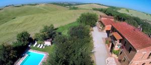 een luchtzicht op een huis met een zwembad bij Agriturismo San Fabio in Castelnuovo Berardenga