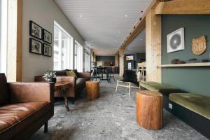 un salon avec des canapés, une table et des chaises dans l'établissement Hotel Katla by Keahotels, à Vík 42 autres photos