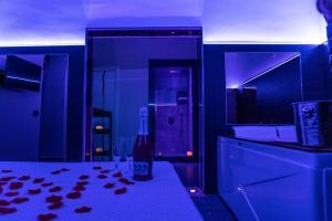butelkę wina na stole w łazience w obiekcie Rebel Suite love w mieście Gravina in Puglia