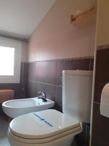 ein Badezimmer mit einem WC und einer Badewanne in der Unterkunft EL ATICO DE FUENGIROLA in Fuengirola