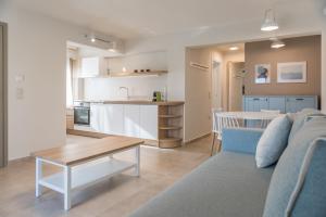 Kuchyňa alebo kuchynka v ubytovaní Arelia Beachfront Sea View Apartment