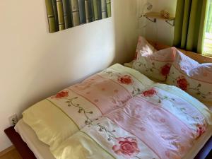 1 cama con almohadas en el dormitorio en Ferienhaus Waldblick, en Waltershausen