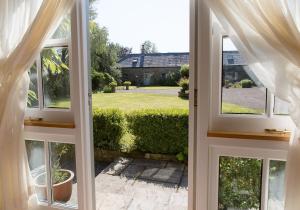 una ventana abierta con vistas a un patio en Shieldhall - Cabinetmakers Suite, en Morpeth