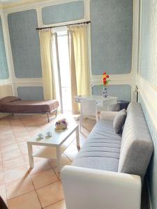 巴勒莫B&B Dimora Annulina的带沙发和桌子的客厅