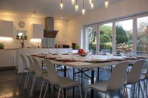 una gran mesa de comedor con sillas y copas de vino en Enjoy Square - Spacious Holiday Home near Maredsous, en Denée