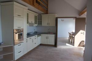 Kuchyň nebo kuchyňský kout v ubytování Enjoy Square - Spacious Holiday Home near Maredsous