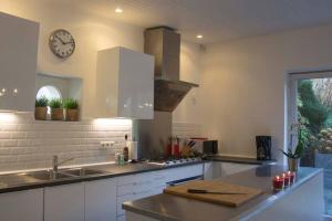 Kuchyň nebo kuchyňský kout v ubytování Enjoy Square - Spacious Holiday Home near Maredsous