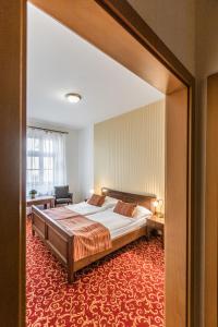 En eller flere senge i et værelse på Hotel U Zlatého kohouta
