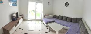 a living room with a couch and a tv at Apartment Veronika in Promajna