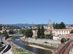 un ponte su un fiume in una città di Italiana Hotels Cosenza a Cosenza