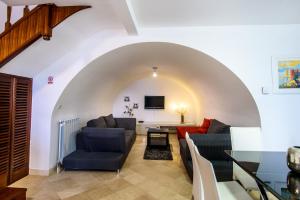 sala de estar con 2 sofás y TV en LUAN OLD TOWN APARTMENT by DuHomes, en Dubrovnik