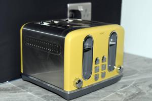 einem gelben Toaster auf einer Theke in der Unterkunft The Social - Cardiff's Best For Larger Groups in Cardiff