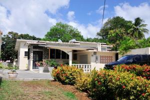 Gallery image of Welcome to the unpretentious and breezy Graceville, steps away from the beach in Saint James