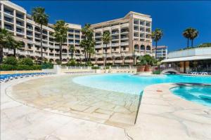 Photo de la galerie de l'établissement Appartement vue mer vue piscine, à Cannes