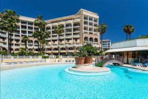 Photo de la galerie de l'établissement Appartement vue mer vue piscine, à Cannes