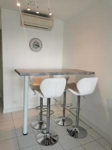 Photo de la galerie de l'établissement Appartement vue mer vue piscine, à Cannes