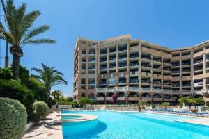 Photo de la galerie de l'établissement Appartement vue mer vue piscine, à Cannes