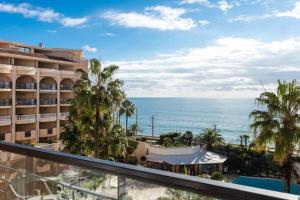 Photo de la galerie de l'établissement Appartement vue mer vue piscine, à Cannes 7 autres photos