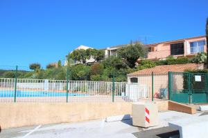 A piscina em ou perto de STUDIO POOL HOUSE MDT 2 ETOILES VUE MER PANORAMIQUE AMAZING SEA VIEW WIFI LINGE LINEN INCLUT AIRCONDITIOn