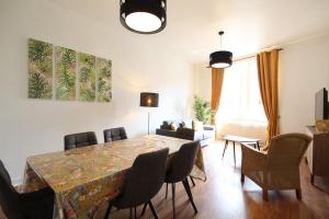 Μια τηλεόραση ή/και κέντρο ψυχαγωγίας στο Appartements Le Cru Colbert