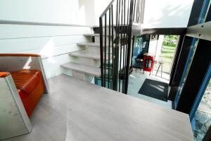 una escalera en una casa con un sofá naranja en Private House, 