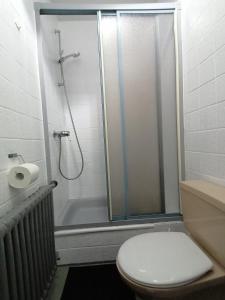 Ett badrum på Schwarzwald Appartement